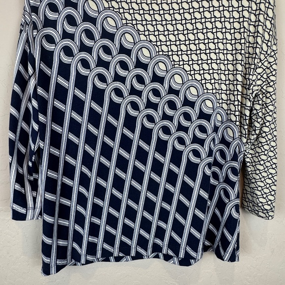 ST. JOHN Geometric Lattice Top with Button Sleeve Detail - Picture 8 of 12